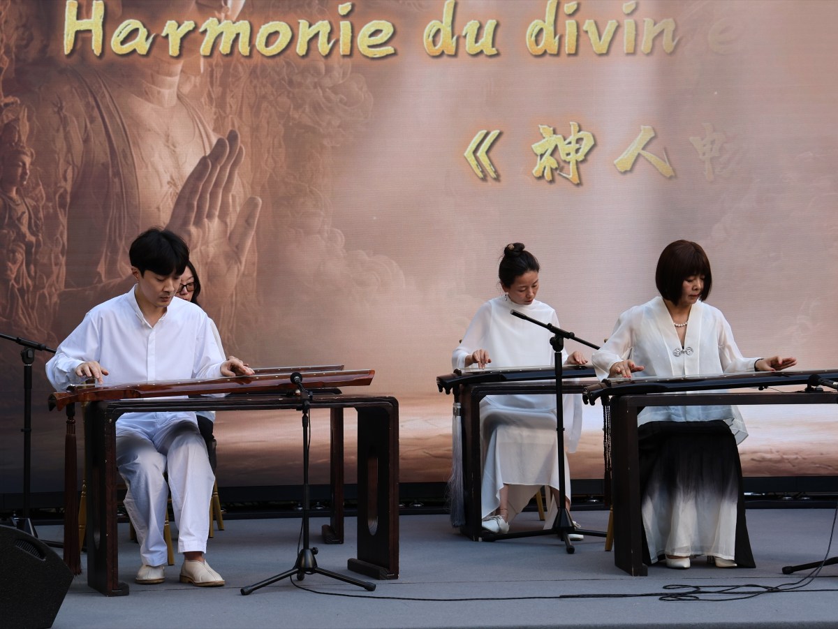 宁心琴院师生演奏古琴曲《神人畅》